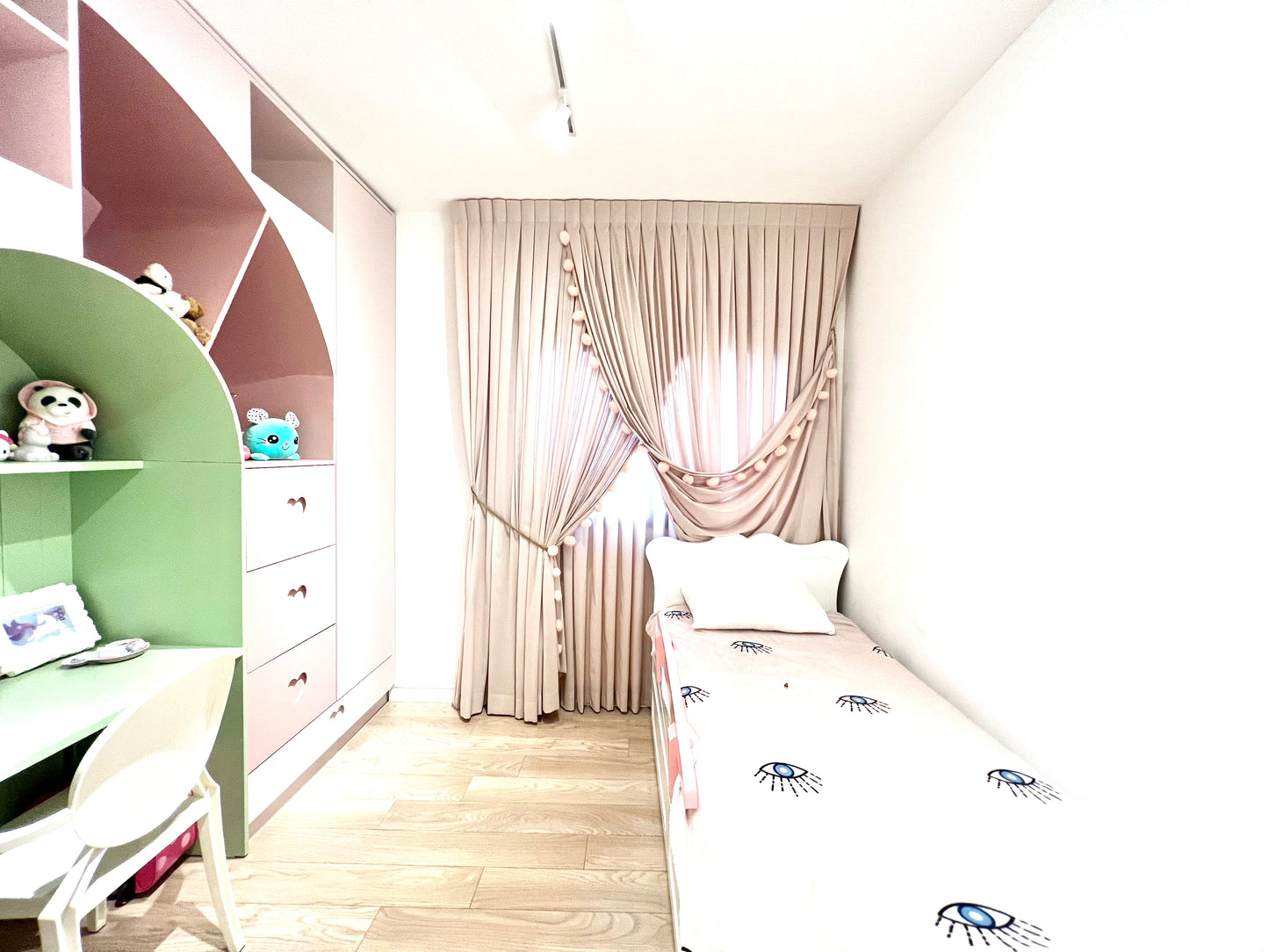 וילון נסיכות משי גס פודרה עם פונפון פרווה