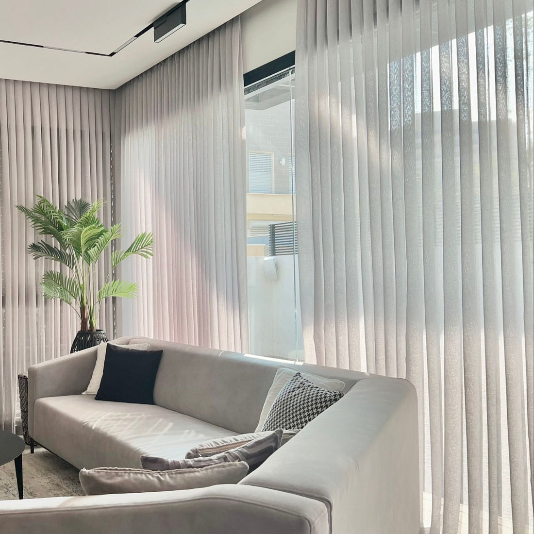 איך לבחור וילונות יוקרתיים לסלון מודרני 2025